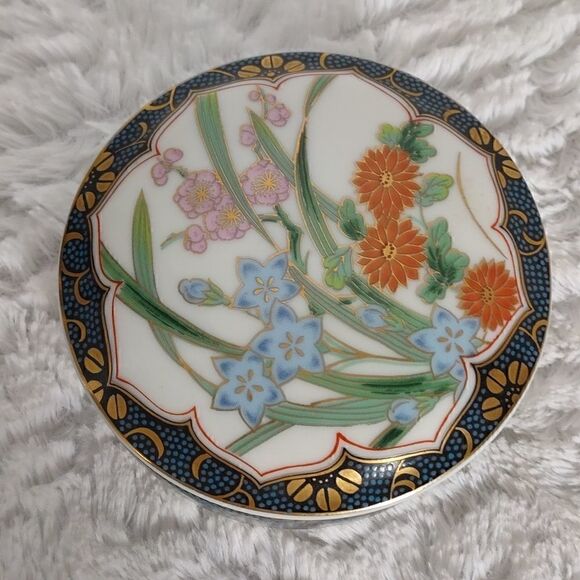 Japanese Porcelain Covered Trinket Dish - Picture 2 of 6